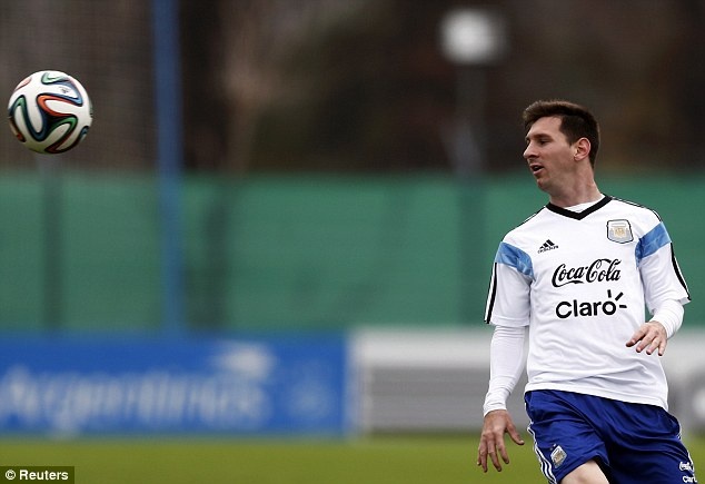 Messi vẫn chưa trải qua một giải đấu quốc tế chính thức nào ấn tượng như anh từng thể hiện ở cấp CLB. Mùa vừa qua ở Tây Ban Nha, siêu tiền đạo 26 tuổi đã không thể cạnh tranh được với Ronaldo trong cuộc đua giành Pichichi. Do vậy, M10 cần phải nỗ lực thật nhiều tại World Cup này nếu muốn giành Chiếc giày vàng và đưa Argentina đăng quang ngôi vô địch.