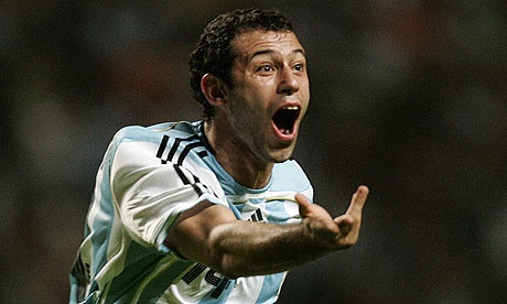 Mascherano nang ty so len 2-0 cho Argentina hinh anh