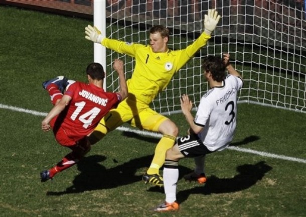 Kể từ khi gia nhập Bayern năm 2011, Neuer luôn duy trì được phong độ ấn tượng và đem về 8 chức vô địch cho Hùm xám xứ Bavaria. Tại vòng loại World Cup vừa qua, thủ thành 28 tuổi để lọt lưới vỏn vẹn 10 bàn, thuộc nhóm thủ môn để lọt lưới ít nhất trong số các đội tham dự.