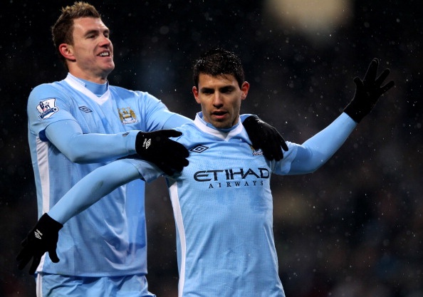 Nếu như Aguero liên tục ghi bàn cho Man City ở giai đoạn đầu của giải Ngoại hạng Anh thì Dzeko lại là người hùng ở chặng nước rút. Nhờ những pha lập công của bộ đôi này mà Man xanh đã vượt qua Liverpool ở vòng đấu cuối cùng để đăng quang ngôi vô địch. Tuy nhiên, tình đồng đội giữa Aguero và Dzeko buộc phải gạt sang 1 bên khi Argentina và Bosnia đụng nhau vào ngày 15/6 tới.