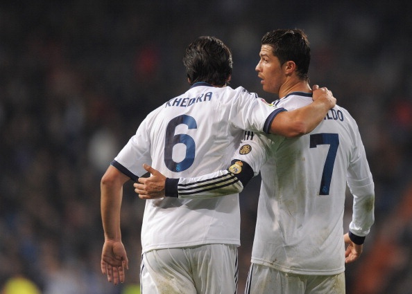 Khedira từng là tiền vệ đánh chặn tốt nhất của Real mùa 2012/13. Trong khi Ronaldo là nhân tố xuất sắc nhất của Los Blancos ở mùa vừa qua. Việc là đồng đội của nhau hơn 3 năm giúp Khedira hiểu rõ về Ronaldo. Tuy nhiên, để ngăn chặn siêu sao của tuyển Bồ Đào Nha ghi bàn lại không phải là nhiệm vụ dễ dàng của tiền vệ của đội tuyển Đức.