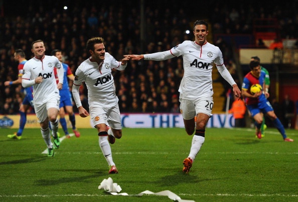 Ở M.U nửa sau mùa giải vừa qua, Juan Mata có nhiệm vụ chuyền bóng để Van Persie ghi bàn. Tuy nhiên, trong trận đấu giữa Hà Lan và Tây Ban Nha vào ngày 14/6 tới, cựu ngôi sao của Chelsea buộc phải làm điều ngược lại: ngăn chặn trung phong 30 tuổi khai hỏa vào lưới La Roja. Hà Lan hay Tây Ban Nha giành chiến thắng hay không phụ thuộc không nhỏ vào màn tỏa sáng của Van Persie cũng như Mata.