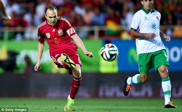 Iniesta là một trong những cầu thủ đáng xem nhất kỳ World Cup này. Khả năng rê dắt, chuyền bóng và nhãn quan chiến thuật của tiền vệ này luôn khiến đối thủ gặp rất nhiều khó khăn. Nếu Iniesta chơi ăn ý với Diego Costa, Tây Ban Nha sẽ đáng sợ như kỳ World Cup cách đây 4 năm.