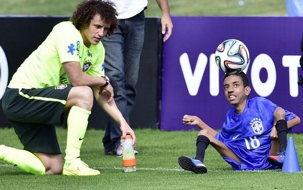Fan khuyet tat tro tai tang bong truoc mat David Luiz hinh anh