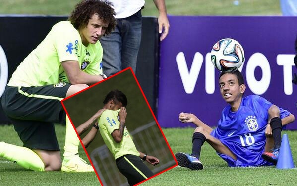 Fan khuyet tat tang bong voi Luiz, khien Neymar bat khoc hinh anh