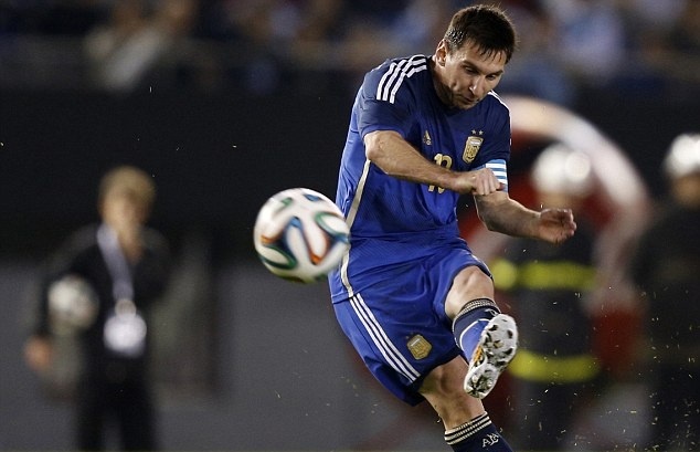 Messi chưa từng “đi bộ” nhiều như ở mùa giải vừa qua. Điều đó khiến nhiều người khẳng định M10 không còn là cầu thủ xuất sắc nhất thế giới. Để chứng minh đó là nhận định sai lầm, siêu sao người Argentina cần phải tái hiện thành tích mà Maradona đã đem lại cho quê hương tại World Cup 1986.