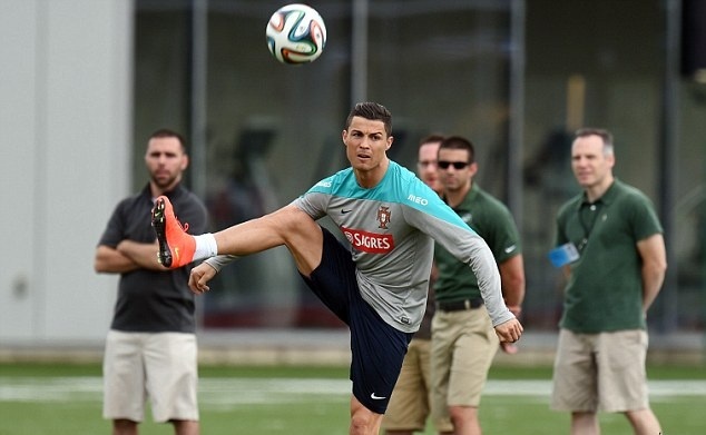 Ronaldo là một cầu thủ hoàn hảo. Anh có thể dứt điểm tốt bằng chân trái, chân phải, bằng đầu và dĩ nhiên là cả những cú đá phạt đã trở thành thương hiệu. Nếu tiếp tục duy trì phong độ tuyệt vời như mùa giải vừa qua ở Real Madrid, Ronaldo sẽ trở thành nỗi ác mộng của mọi hàng thủ tại Brazil.