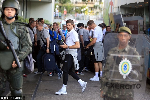 Tuyen Anh duoc bao ve tan rang khi dat chan den Brazil hinh anh