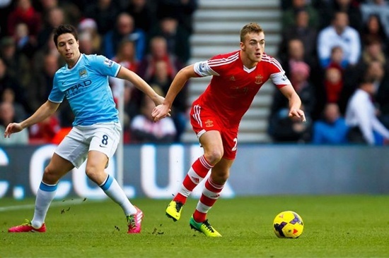 Chambers (áo đỏ) đang nằm trong tầm ngắm của Arsenal. Ảnh: Getty Images.