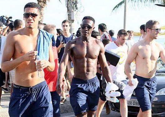 Welbeck co the vang mat tran gap Italy hinh anh