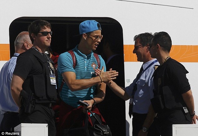 Ronaldo cam on phi cong sau chuyen bay an toan toi Brazil hinh anh