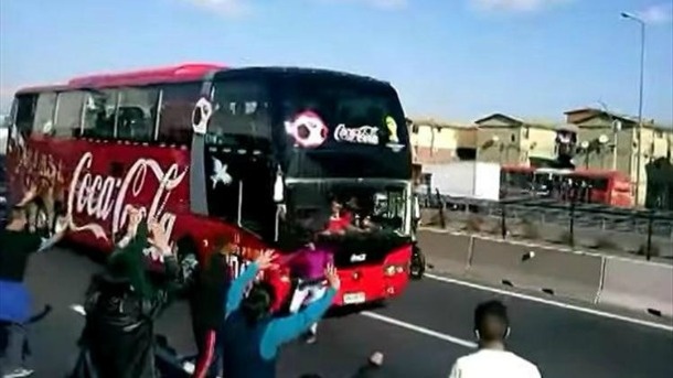 Xe cho doi tuyen Chile suyt dam chet CDV hinh anh