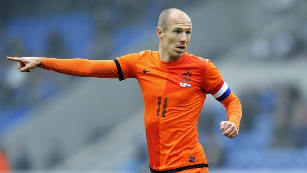 So với David Silva, Robben hoàn hảo hơn. Ngoài khả năng đi bóng và kiến tạo, ngôi sao của đội tuyển Hà Lan còn thường xuyên tung ra những cú sút thần sầu bằng chân trái. Thành công của Bayern Munich trong hai mùa giải gần đây không thể không nhắc tới những đóng góp to lớn của cựu cầu thủ Real Madrid.