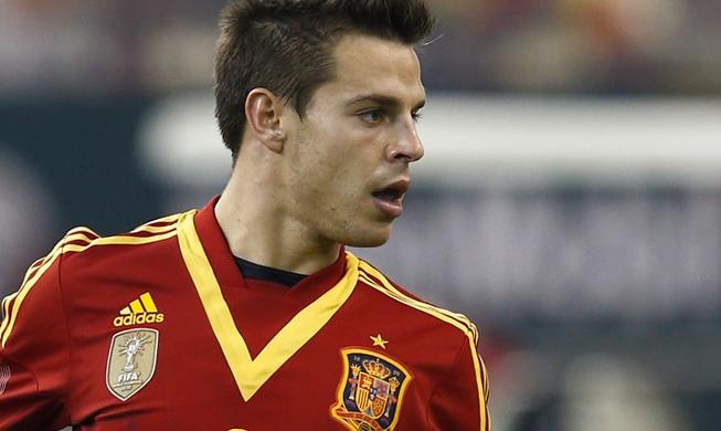 So về kinh nghiệm quốc tế Azpilicueta (6 khoác áo Tây Ban Nha) không bằng Janmaat (16) của Hà Lan. Tuy vậy, tài năng của Azpilicueta lại vượt trội so với người đồng niên (cùng sinh năm 1989). Mùa giải vừa qua, ngôi sao của Chelsea là một trong những hậu vệ phải xuất sắc nhất tại giải Ngoại hạng Anh. Đây chính là lý do giúp Azpilicueta qua mặt đàn anh Juanfran để chiếm một suất đá chính ở trong đội hình La Roja.