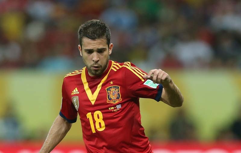 Mùa giải vừa qua, Alba không thường xuyên ra sân trong màu áo Barca vì chấn thương. Tuy vậy, mỗi lần lần xuất hiện trên sân, cựu cầu thủ Valencia đều gây ấn tượng mạnh như mùa giải đầu phục vụ CLB xứ Catalunya với lối chơi tốc độ và khả năng xử lý bóng cực tốt. Ngoài ra kinh nghiệm thi đấu quốc tế của Alba cũng hơn hẳn so với cầu thủ thi đấu cùng vị trí, Daley Blind của Hà Lan (26 so với 12).