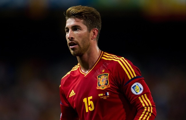 So với Pique, Ramos nổi trội hơn rất nhiều. Cựu ngôi sao Sevilla được đánh giá là trung vệ xuất sắc nhất thế giới ở thời điểm hiện tại. Anh cũng chính là người hùng giúp Real đoạt danh hiệu Decima tại Champions League vừa qua. Trong 116 lần khoác áo La Roja, Ramos giành 3 danh hiệu lớn gồm 2 chức vô địch EURO 2008, 2012 và World Cup 2010.