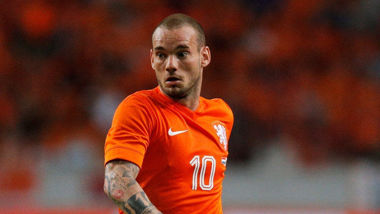 So với thời điểm khoác áo Inter, phong độ của Sneijder có phần sa sút. Tuy vậy, ngôi sao thuộc biên chế Galatasaray vẫn được đánh giá là một trong những số 10 xuất sắc nhất thế giới ở thời điểm hiện tại. Do vậy, rất khó để những ngôi sao của Tây Ban Nha giành được vị trí tiền vệ tấn công từ tay cầu thủ sinh năm 1984 của Hà Lan.