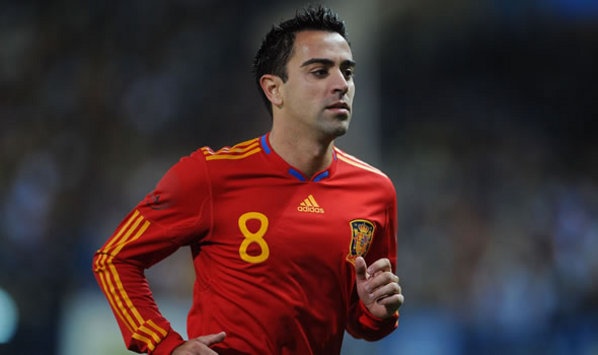 Ở tuổi 34, Xavi ở bên kia sườn dốc sự nghiệp. Nhà vô địch EURO 2008, 2012 và World Cup 2010 chắc chắn không thể đua sức với những cầu thủ trẻ của Hà Lan. Tuy nhiên, khả năng xử lý bóng của ngôi sao thuộc biên chế Barca không hề bị mai một. Với kinh nghiệm 132 lần khoác áo đội tuyển Tây Ban Nha, Xavi thừa biết phải làm gì để tỏa sáng trong cuộc chiến quan trọng với cơn lốc cam.