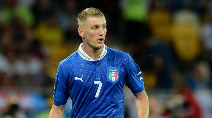 Ở Serie A mùa vừa qua, Milan chơi bết bát khi chỉ giành vị trí thứ 8, nhưng Abate vẫn được bình chọn là hậu vệ phải xuất sắc nhất. So với Glen Johnson của Anh, kinh nghiệm đấu trường quốc tế của Abate không bằng một nửa (20 so với 52). Nhưng về tài năng và sự ổn định, hậu vệ của Italy ăn đứt ngôi sao người Anh.