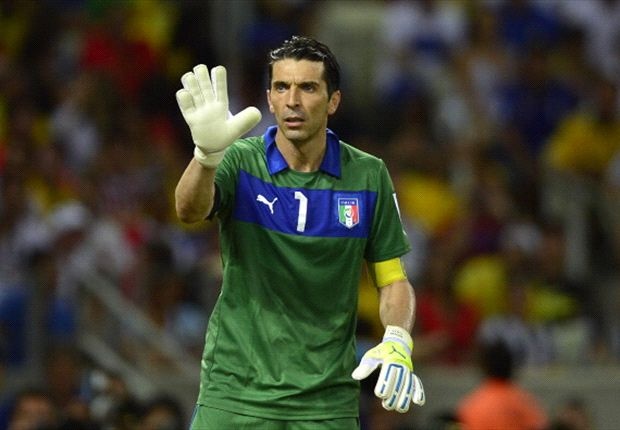 Dù đã bước sang tuổi 36, song Buffon chưa có dấu hiệu sa sút. Mùa giải vừa qua, “Người nhện” vẫn là nhân tố then chốt giúp Juventus lần thứ 3 liên tiếp đăng quang ngôi vô địch Serie A. Do vậy rất khó để Joe Hart cạnh tranh vị trí thủ môn trong đội hình này với nhà vô địch World Cup 2006.