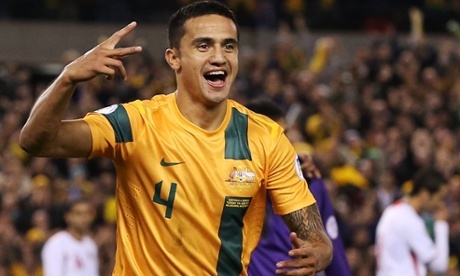 Tim Cahill rut ngan ty so xuong 1-2 cho Australia hinh anh