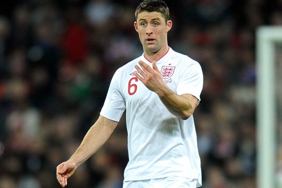 Cahill chắc chắn sẽ là người đá cặp lý tưởng với Chiellini trong danh sách này. Nếu như tuyển thủ người Italy nổi tiếng về tài phán đoán những pha đột phá của đối phương thì Cahill lại rất mạnh trong các tình huống tranh chấp bóng, đặc biệt là không chiến.