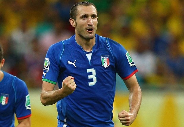 Chiellini có phần sa sút so với hai mùa giải gần đây, tuy vậy, ngôi sao 29 tuổi vẫn được đánh giá là một trong những trung vệ tốt nhất châu Âu hiện nay. Tại Serie A vừa qua, đương kim á quân EURO 2012 cũng góp rất nhiều công sức vào chức vô địch lần thứ 3 liên tiếp của Juventus.