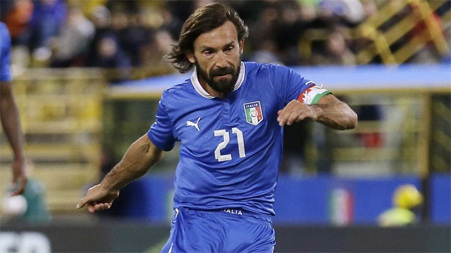 Vị trí sở trường của Pirlo là tiền vệ trung tâm. Tuy nhiên, hồi còn khoác áo Milan, lão tướng 34 tuổi không ít lần được bố trí đá hộ công và anh đều hoàn thành xuất sắc nhiệm vụ. Mùa vừa qua Pirlo tạo ra 43 cơ hội và có 6 pha kiến tạo nhưng tỷ lệ cắt bóng chính xác chỉ đạt 33%. Đây chính là lý do Pirlo được xếp đá hộ công trong đội hình này.