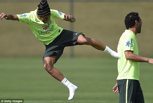 Neymar tinh nghich song phi thang vao nguoi Fred hinh anh
