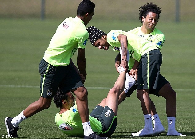 Neymar va dong doi keo le Fred tren san co hinh anh