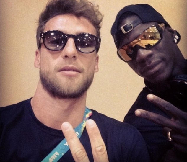 Hai nguoi hung cua Azzurri khoe anh xi-tin sau tran gap Anh hinh anh