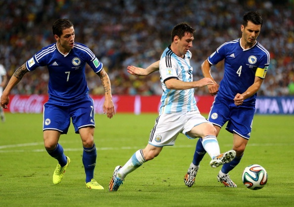 Messi toa sang trong chien thang may man cua Argentina hinh anh