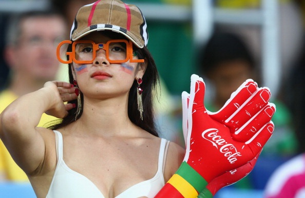 Muon kieu co vu cua fan Han Quoc trong tran hoa Nga hinh anh