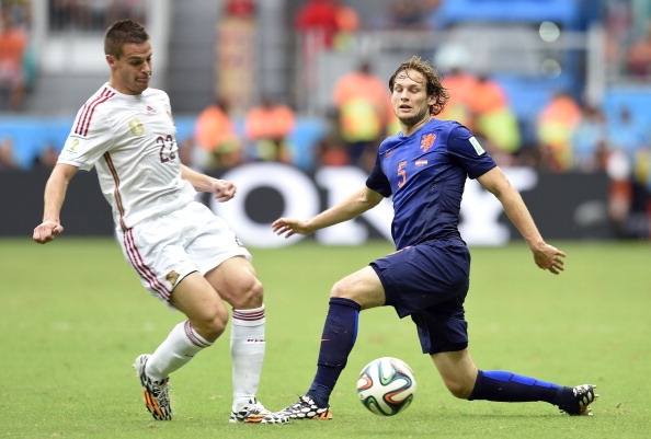 Blind không chỉ hoàn thành xuất sắc nhiệm vụ ngăn chặn các họng pháo của Tây Ban Nha ghi bàn, mà còn hỗ trợ đắc lực cho hàng công. Trung vệ 24 tuổi của Ajax tung ra hai pha kiến tạo liên tiếp để Van Persie và Robben lập công, mở ra cuộc lội ngược dòng ấn tượng trước Tây Ban Nha.