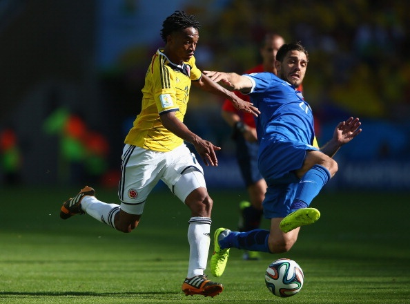 Dù không ghi bàn, Cuadrado vẫn là ngôi sao sáng nhất trong chiến thắng 3-0 của Colombia trước Hy Lạp. Không chỉ khuấy đảo hàng thủ đối phương bằng những pha đi bóng tốc độ và kỹ thuật, ngôi sao đang được M.U, Bayern và Barca để mắt đến còn đóng góp 2 pha kiến tạo để James Rodriguez và Armero lập công.