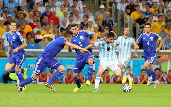 Messi chơi khá mờ nhạt trong 45 phút đầu tiên. Nhưng có vẻ như đó là bài mà M10 dùng để đánh lạc hướng sự đeo bám của hàng thủ Bosnia. Khi đối phương chủ quan, lơ đãng không kèm sát, siêu sao 27 tuổi ngay lập tức tung đòn trừng phạt. Pha solo đẳng cấp ở phút 65 của siêu sao đang khoác áo Barca chắc chắn sẽ lọt vào Top bàn thắng đẹp nhất tại kỳ World Cup này.