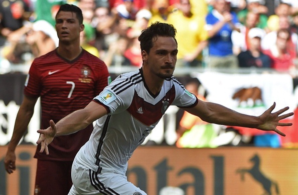 Trước khi rời sân ở phút 73 do chấn thương, Hummels chính là cơn ác mộng của Ronaldo và đồng đội. Trung vệ của Dortmund gần như không cho các tiền đạo của Seleccao cơ hội đứng điểm. Chưa hết, ngôi sao 25 tuổi còn có pha đánh đầu dũng mãnh, góp phần vào chiến thắng “4 sao” cho Die Mannschaft. 