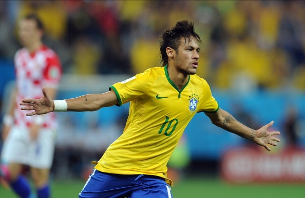 Neymar đã phải chịu áp lực cực lớn khi phải mang trọng trách đem lại thành công cho Brazil tại giải này. Sẽ là quá sớm để nói tiền đạo của Barca có hoàn thành nhiệm vụ hay không, nhưng những gì mà chân sút 22 tuổi thể hiện trong trận khai màn là vô cùng thuyết phục. Hai pha lập công của Neymar đã giúp Selecao lật ngược thế cờ trước Croatia.