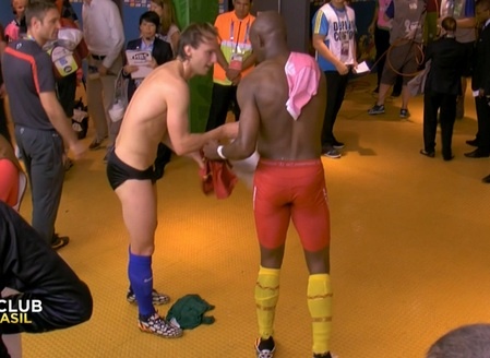 Sao Croatia va Cameroon trao doi quan dui truoc dam dong hinh anh