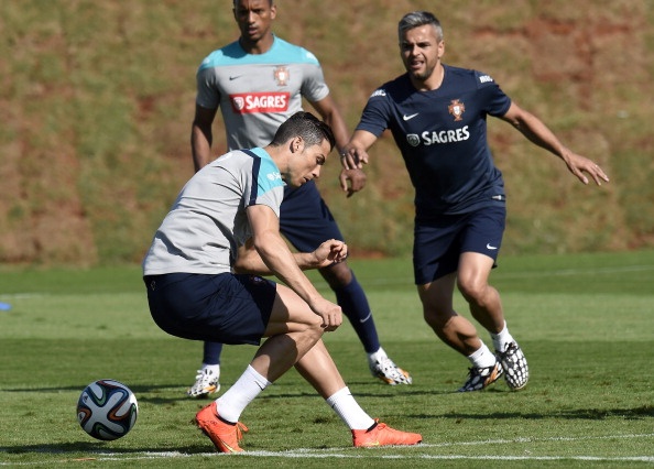 HLV the luc ta hoa khi Ronaldo khuyu xuong trong buoi tap hinh anh