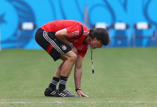 HLV Joachim Loew lo ngai mat san co o Castelao hinh anh