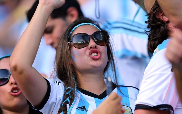 Fan Argentina vo oa sau ban thang vang cua Messi hinh anh