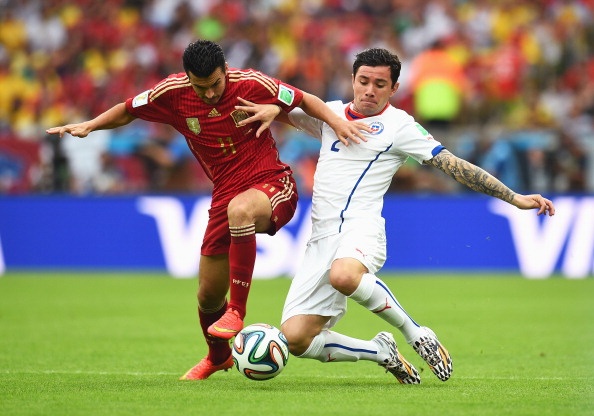 Nếu như Isla là cái tên thường xuyên được xướng lên trong những pha lên bóng bên cánh phải thì Mena là nỗi khiếp đảm bên cánh trái. Nhờ sự cơ động của bộ đôi này, Chile lần lượt đánh bại Australia và Tây Ban Nha để giành quyền lọt vào vòng sau. Dù vừa ký hợp đồng lâu dài với CLB Santos, nhưng cựu cầu thủ 25 tuổi của Universidad de Chile chắc chắn sẽ trở thành món hàng hot trong thị trường chuyển nhượng mùa hè ở châu Âu.