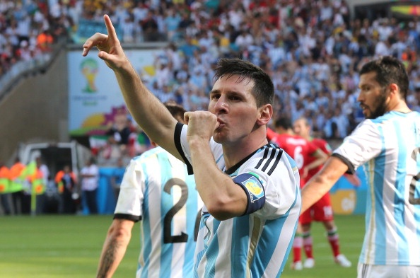 Hinh anh Messi xuyen thung boong-ke do cua Iran hinh anh