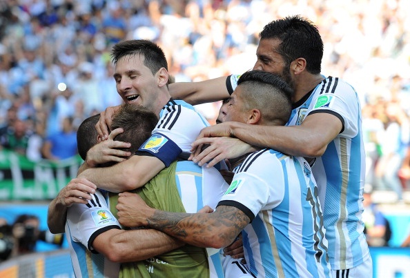 Messi toa sang dung luc, Argentina thang nhoc Iran hinh anh