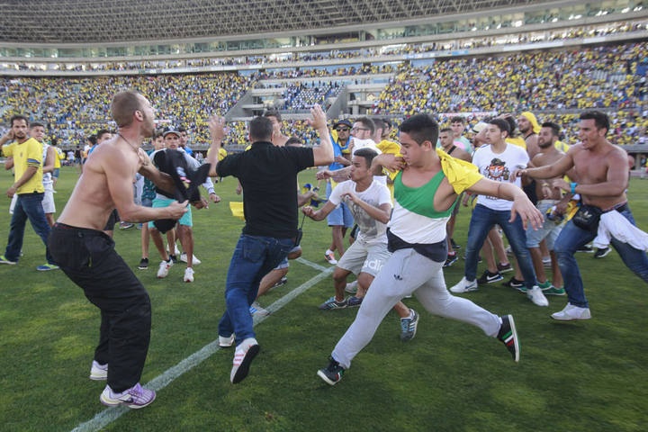 CDV tan cong trong tai o tran play-off thang hang La Liga hinh anh