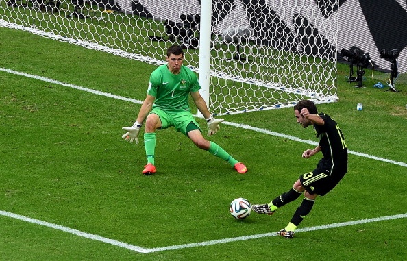 Juan Mata có màn xâu kim rất tinh tế. Ảnh: Getty Images.