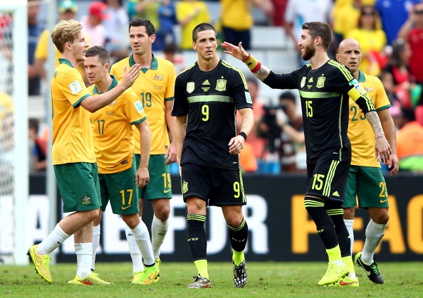 Ha Lan ngao nghe di tiep, Tay Ban Nha mim cuoi roi giai hinh anh