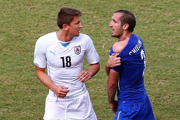 Chiellini ra sức chứng minh vết cắn của Suarez nhưng không thành. Ảnh: Getty Images.