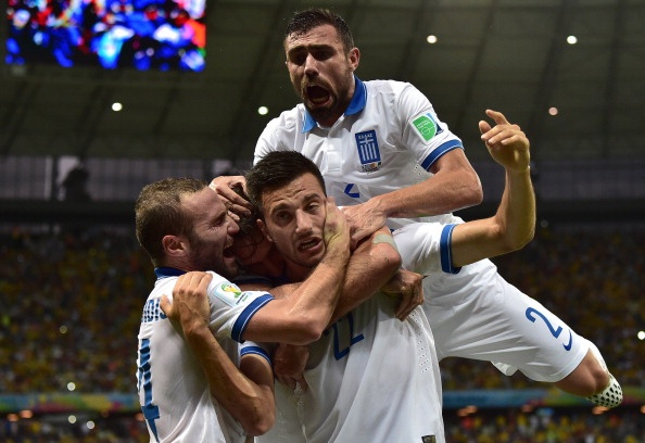 Hy Lap gianh ve knock-out kich tinh o phut 92 hinh anh